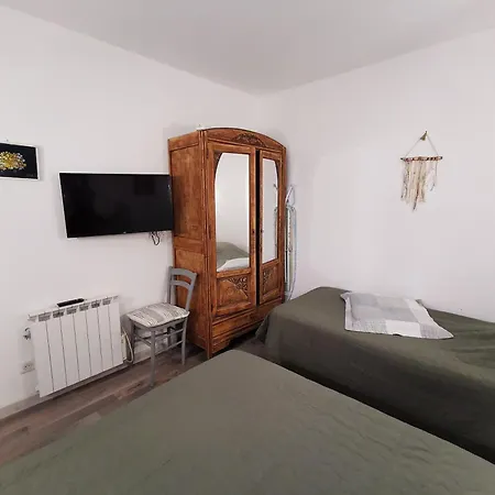 Les Sous L' Olivier En Camargue *