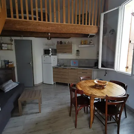 Les Sous L' Olivier En Camargue *