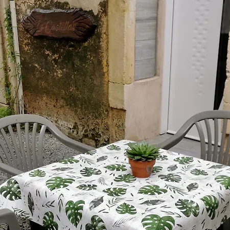 Les Sous L' Olivier En Camargue *